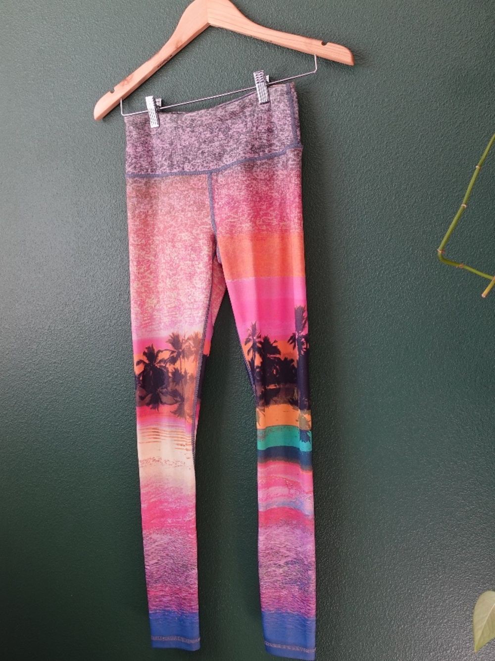 Victoria's Secret Sport XS Women's Knockout Tropical Sunset Beach Palm Leggings